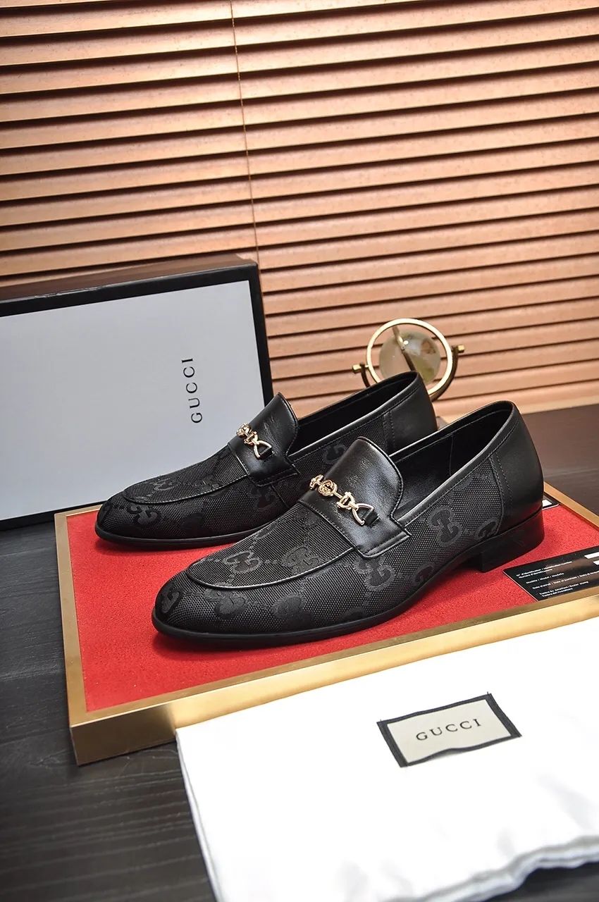Men's shoes💰500💶Italy's top luxury men's shoe giant (GUCCI) (Gucci) (full cowhide lining) new arrival🍃Original European style🔰 Pleasant to the eye😍In order to make the shoes more durable and non-deformable🌀The production continues to follow traditional methods but there is still no lack of innovation💪Choose original sheepskin for the leather♻️ Smooth and natural And extra bright ⭐Made of imported cowhide, the first choice of rich people 38-45 (45 customized)